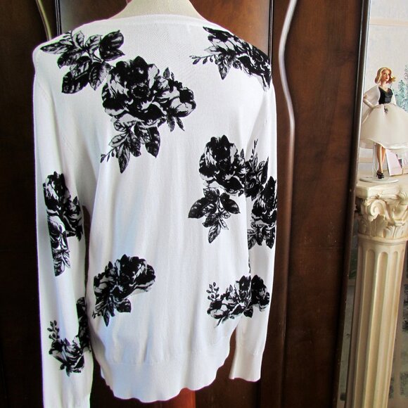 WHITE & BLACK SWEATER CARDIGAN, XL, NWT LONG CHARTER CLUB w APPLIQUE ROSES - Picture 4 of 4